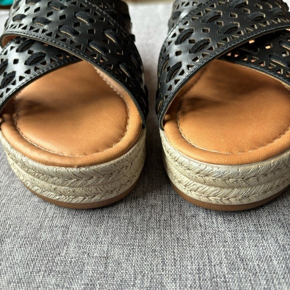 Bella Vita Exa-Italy Wedge Sandal, Black Leather, 7.5 Wide - Picture 3 of 9